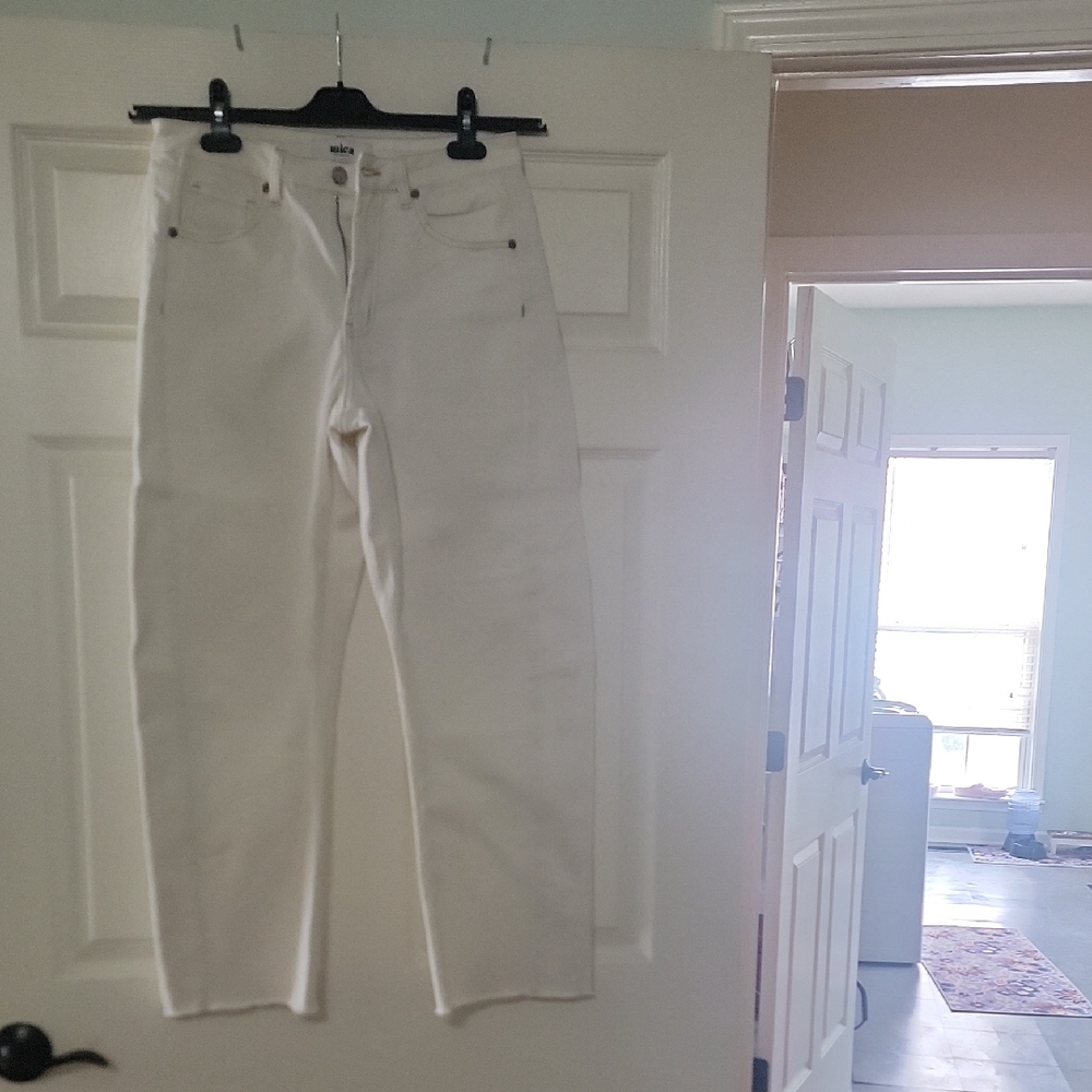 White Straight-Leg Women’s Jeans — Clean Classic Fit